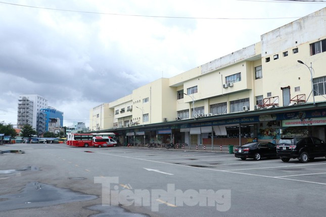 Hành khách đi từ TP.HCM đến các tỉnh, thành phải tiêm đủ liều vắc xin phòng COVID-19 hoặc đã khỏi bệnh COVID-19 trong vòng 6 tháng tính đến thời điểm về địa phương, có giấy ra viện/giấy xác nhận khỏi bệnh COVID-19; Có kết quả xét nghiệm SARS-CoV-2 âm tính trong vòng 72 giờ trước khi lên xe; Đối với hành khách đến TP.HCM chỉ cần có kết quả xét nghiệm SARS-CoV-2 âm tính.