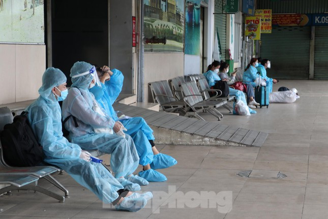 "Chạy xe từ tờ mờ sáng lên đây được 100 nghìn đồng tiền cước chở hàng. Sáng giờ vẫn chưa có khách nào để đón chuyến về", anh Hùng nói.