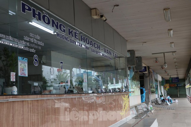 Tài xế Nguyễn Văn Hùng, chạy tuyến TPHCM - Đồng Nai cho biết: Sáng sớm nay, anh chạy xe không có khách từ Tân Phú, Đồng Nai vào bến xe Miền Đông, TPHCM để chờ khách. Tuy nhiên, đến 10h sáng, văn phòng báo vẫn chưa có khách mua vé.