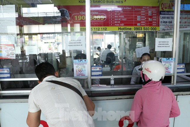 Ông Tạ Chương Chín, Phó Tổng giám đốc Công ty TNHH MTV Bến xe Miền Đông cho biết, trong ngày đầu mở cửa trở lại, bến có 2 tuyến hoạt động gồm TPHCM - Đồng Nai (có 3 chuyến); tuyến TPHCM- Đăk Lăk (có 10 chuyến và xuất phát từ chiều tối nay). Ngày 14/10, sẽ có thêm tuyến TPHCM đi Bà Rịa- Vũng Tàu.