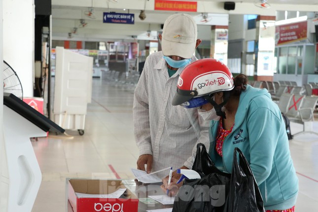 Một số người đến mua vé về quê được yêu cầu khai báo y tế để đảm bảo công tác phòng chống dịch bệnh.