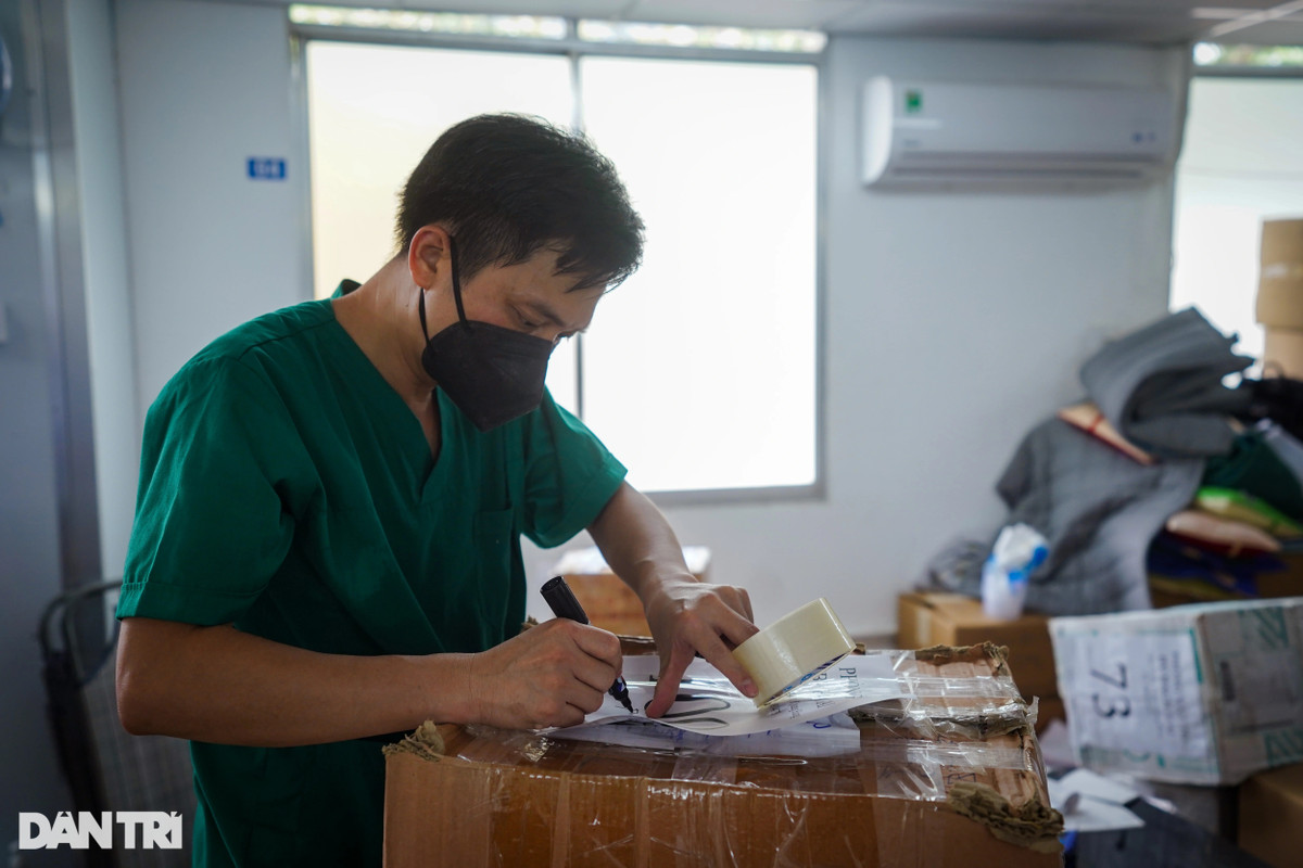 Anh Việt, nhân viên phòng vật tư đang gấp rút kiểm kê, đóng gói tất cả thiết bị để mang ra xe container.