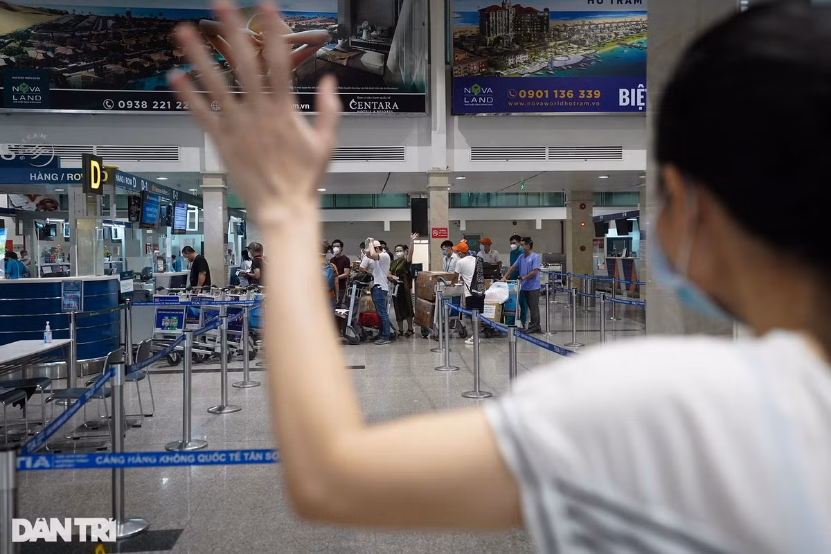 "Hôm nay, ngày thứ 38 tôi ở TP HCM. Suốt thời gian chi viện và phục vụ tại bệnh viện dã chiến số 16. Hôm qua, tôi chỉ kịp mua cho mình hai cái váy để mặc ra sân bay", chị Hà nói bạn.