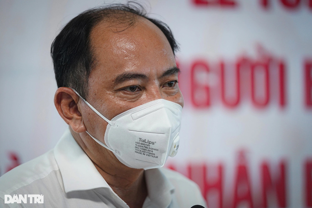 Sáng ngày 15/10/2021, Bệnh viện Bạch Mai đã tiến hành Lễ tổng kết và bàn giao Trung tâm cho Sở Y tế TP HCM, đơn vị tiếp nhận là bệnh viện nhân dân Gia Định. Ông Tăng Chí Thượng, Giám đốc Sở Y tế TP HCM xúc động cám ơn đồng nghiệp Bệnh viện Bạch Mai đã đến với nhân dân TP HCM. "Thời gian qua thật nhanh. Có thể 20-30 năm sau chúng ta sẽ nhìn đây như một công trình của thế kỷ. Chỉ trong vòng chưa đầy 2 tuần, chúng ta đã hoàn thành một trung tâm hồi sức với quy mô 360 giường ICU và 1 bệnh viện dã chiến 2.600 giường. Đặc biệt, nguồn nhân lực BV Bạch Mai huy động vào là những thầy thuốc tinh nhuệ nhất, chia sẻ với TP HCM".