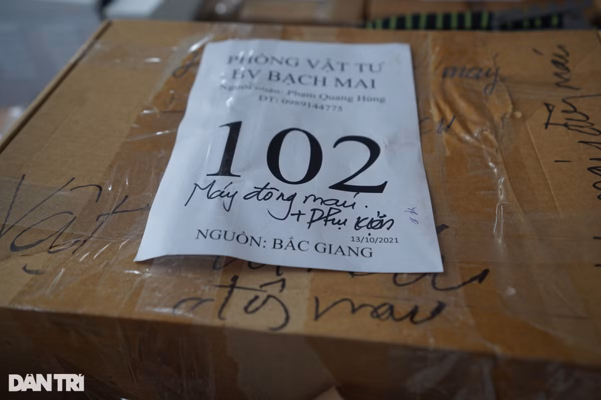 Một số thiết bị công nghệ cao được đóng gói cẩn thận từ vài ngày trước.