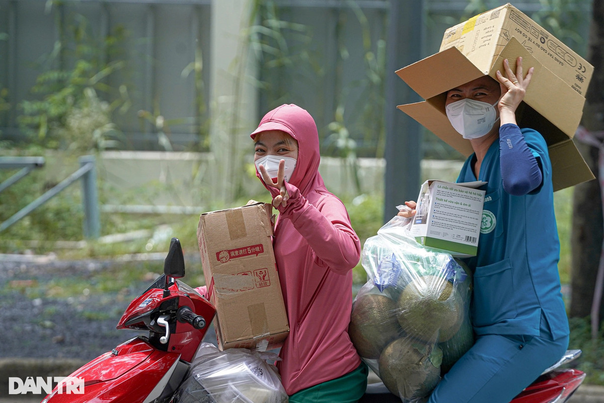 "Tạm biệt TP HCM, TPH CM khỏe lên nhé", một nữ điều dưỡng được đồng nghiệp địa phương phụ chở quà "cây nhà lá vườn" ra xe.