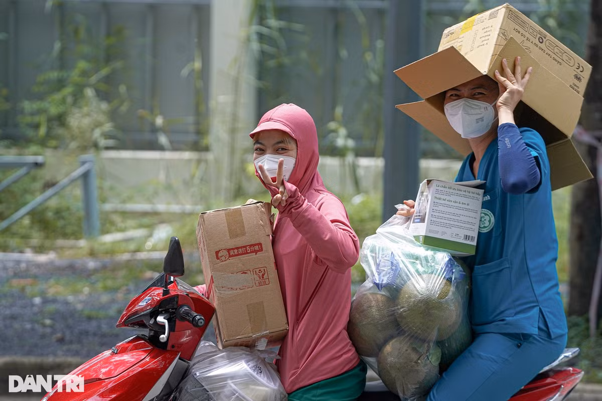 "Tạm biệt TP HCM, TPH CM khỏe lên nhé", một nữ điều dưỡng được đồng nghiệp địa phương phụ chở quà "cây nhà lá vườn" ra xe.