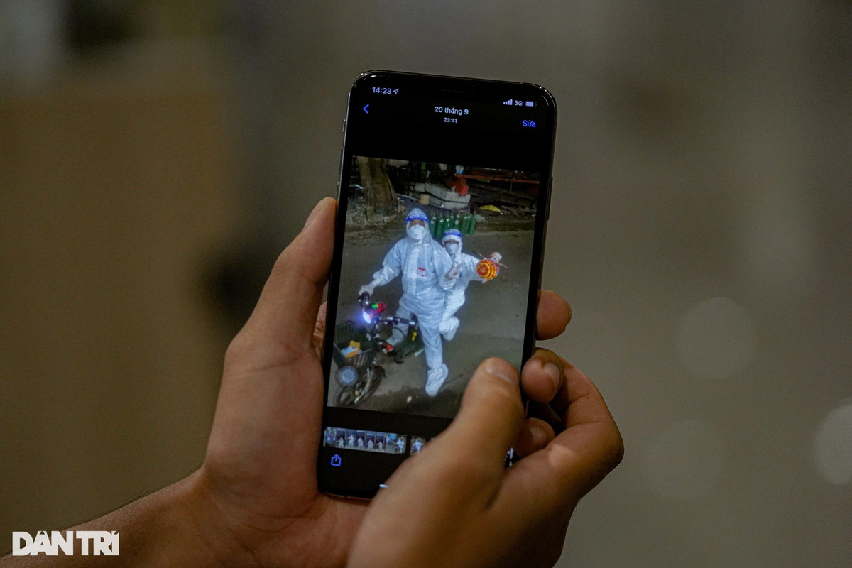 Bác sĩ Đào Ngọc Tuyền, Trung tâm Đột quỵ Bệnh viện Bạch Mai mở ảnh kỷ niệm trên smartphone ra, tâm sự: "Điều làm tôi nhớ nhất có lẽ là đêm trung thu. Cả cuộc đời mình không nghĩ sẽ rước đèn trong bộ đồ bảo hộ ở bệnh viện dã chiến".