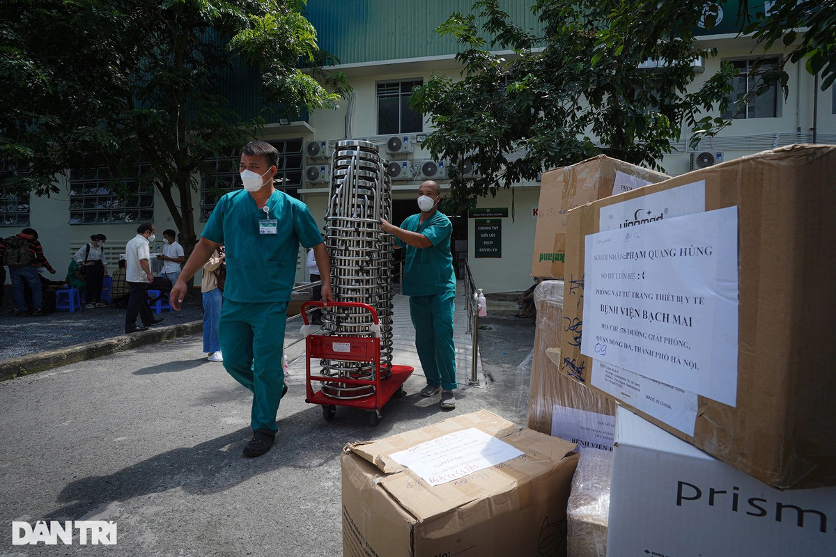 Trước đó, lực lượng y bác sĩ bệnh viện Bạch Mai đã tiến hành dọn dẹp phòng ban, đóng gói vật tư để bàn giao cho lực lượng y tế bệnh viện Nhân Dân Gia Định (TP HCM).