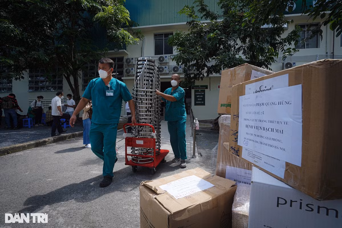 Trước đó, lực lượng y bác sĩ bệnh viện Bạch Mai đã tiến hành dọn dẹp phòng ban, đóng gói vật tư để bàn giao cho lực lượng y tế bệnh viện Nhân Dân Gia Định (TP HCM).