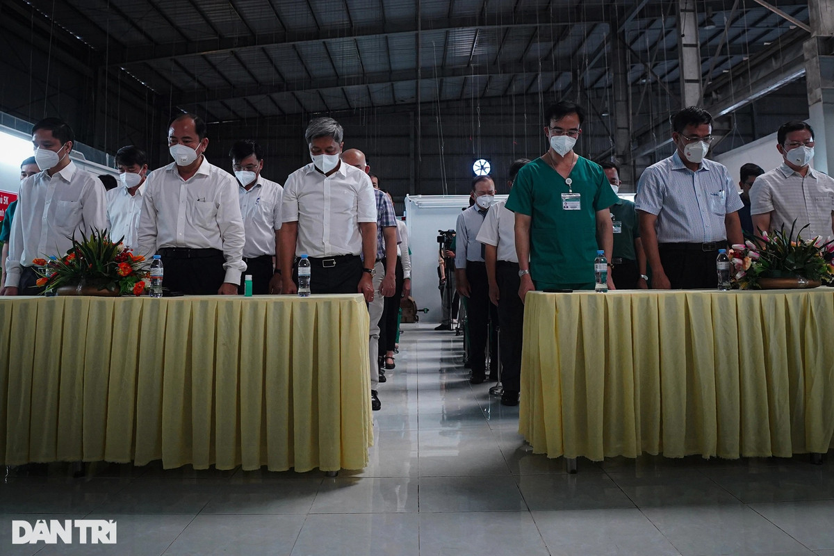 Thứ trưởng Bộ Y tế Nguyễn Trường Sơn (thứ 3, từ trái sang) cùng lãnh đạo Sở Y tế TPHCM, tập thể y bác sĩ Bệnh viện dã chiến số 16 dành một phút mặc niệm cho những bệnh nhân không may qua đời vì Covid-19. Ông Sơn cho biết: "Thời gian qua, có lúc TP HCM rất khó khăn, dịch bùng phát rất mạnh, nhưng nhân viên y tế của thành phố và lực lượng chi viện đã kề vai sát cánh để có kết quả tốt đẹp hiện tại. 7 Trung tâm hồi sức đã được thiết lập để cứu bệnh nhân nặng và nguy kịch. Bộ Y tế tin tưởng năng lực y tế của TP HCM đảm đương sau khi lực lượng chi viện được rút về".