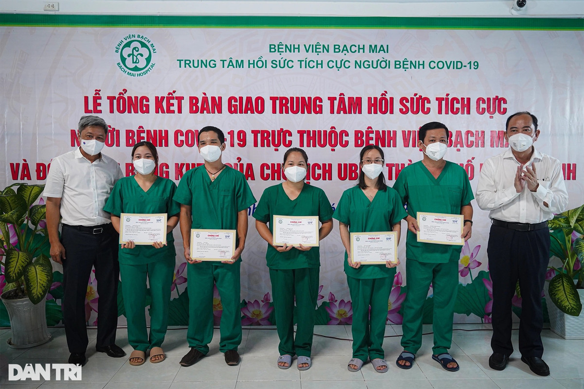 Sau 2 tháng rưỡi hoạt động, Trung tâm Hồi sức tích cực người bệnh COVID-19 (Bệnh viện dã chiến số 16) do bệnh viện Bạch Mai phụ trách tại TP HCM đã hoàn thành sứ mệnh của mình. Sau thời gian tích cực chuẩn bị cơ sở hạ tầng, trang thiết bị và nhân lực, Trung tâm đã bắt đầu đi vào hoạt động, thu dung điều trị người bệnh COVID-19 từ ngày 11/8. Bệnh viện Bạch Mai đã cử các chuyên gia đầu ngành, trong đó có đội ngũ chuyên gia về hồi sức cấp cứu, hồi sức tích cực đã có kinh nghiệm hỗ trợ điều trị bệnh nhân COVID-19 tại Bắc Ninh, Bắc Giang, Hải Dương…