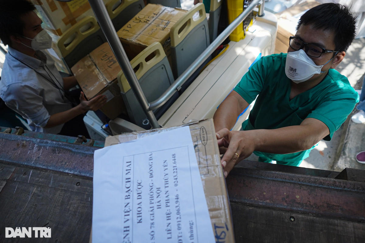"Khi dịch cao điểm phức tạp, ngoài công tác &#x8;dược ra, chúng tôi còn hỗ trợ nhiều anh em khoa phòng khác. Với tinh thần vì miền Nam ruột thịt, anh em chúng tôi cố gắng dập dịch nhanh nhất. Nhiều đêm nghe qua bộ đàm báo bệnh nhân không qua khỏi, anh em gần như lặng thinh. Tôi mong lần về TP HCM sẽ là chuyến du lịch, gặp gỡ đồng nghiệp, bạn bè… chứ không phải trong bộ đồ dược sĩ", anh Nguyễn Kế Vũ, khoa Dược bệnh viện Bạch Mai vừa chuyển đồ lên container chia sẻ.