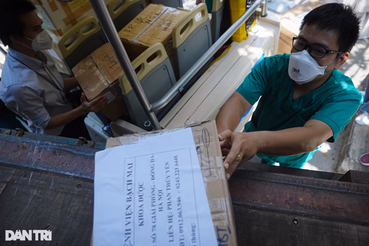 "Khi dịch cao điểm phức tạp, ngoài công tác dược ra, chúng tôi còn hỗ trợ nhiều anh em khoa phòng khác. Với tinh thần vì miền Nam ruột thịt, anh em chúng tôi cố gắng dập dịch nhanh nhất. Nhiều đêm nghe qua bộ đàm báo bệnh nhân không qua khỏi, anh em gần như lặng thinh. Tôi mong lần về TP HCM sẽ là chuyến du lịch, gặp gỡ đồng nghiệp, bạn bè… chứ không phải trong bộ đồ dược sĩ", anh Nguyễn Kế Vũ, khoa Dược bệnh viện Bạch Mai vừa chuyển đồ lên container chia sẻ.