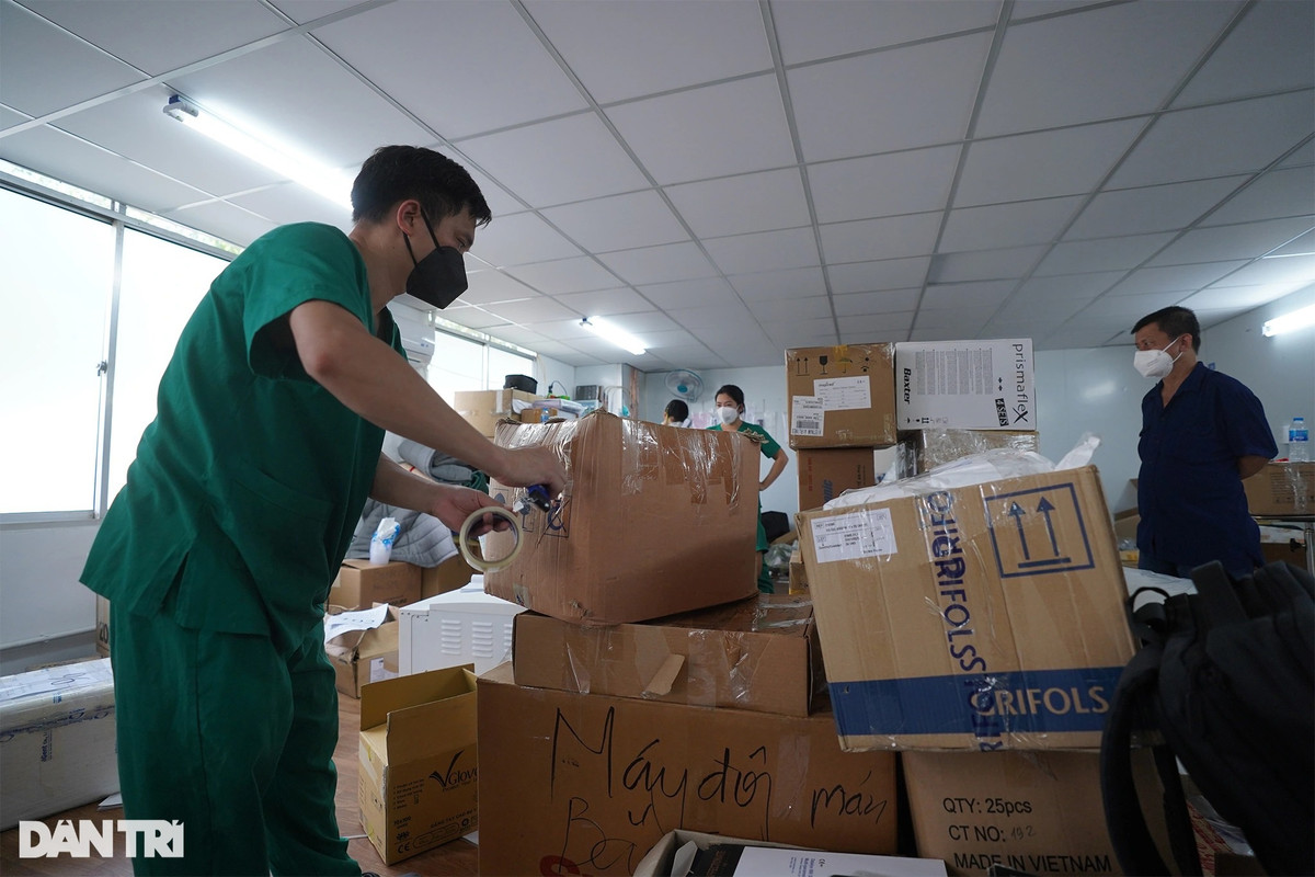 Nhiều tấn thiết bị kỹ thuật cao, hiện đại trong chẩn đoán và điều trị đã được triển khai. Bên cạnh các kỹ thuật điều trị thường như thở oxy kính, thở oxy dòng cao (HFNC), thở máy không xâm nhập và thở máy xâm nhập, Trung tâm đã triển khai các kỹ thuật cao như ECMO, lọc máu liên tục, thở khí NO, kỹ thuật cắt lớp phổi trở kháng (EIT)...