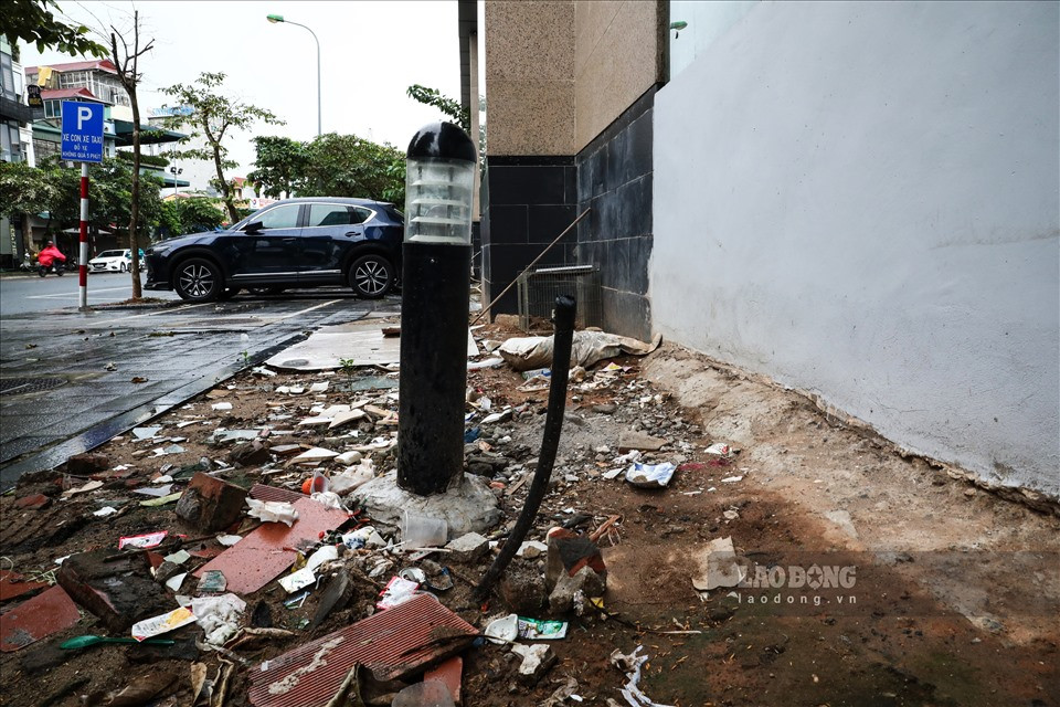 Khung cảnh nhếch nhác tại lối vào ga Cát Linh.