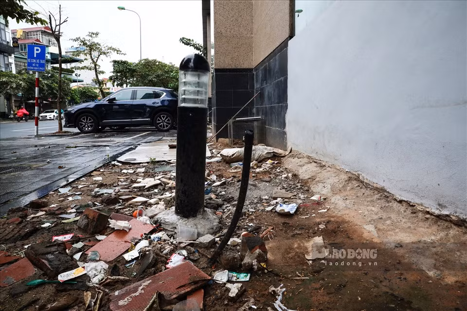 Khung cảnh nhếch nhác tại lối vào ga Cát Linh.