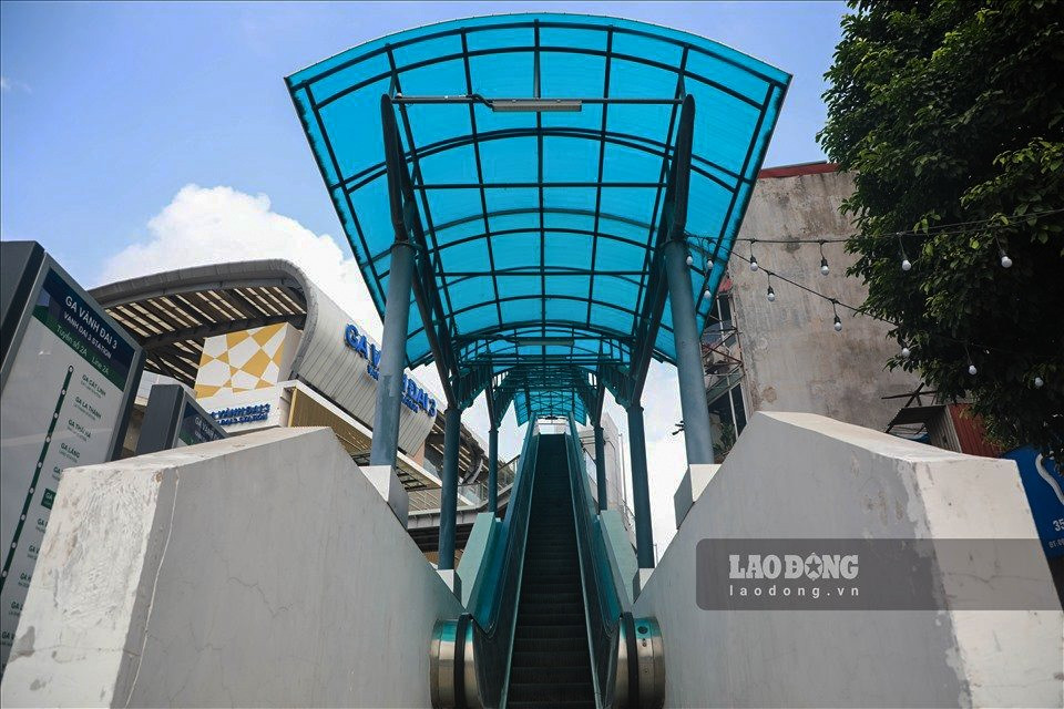 Chia sẻ với Báo Lao Động, anh Lê Trọng Đức (Thanh Xuân, Hà Nội): "Nhiều lần tôi nghe tin tàu Cát Linh - Hà Đông sẽ chạy nhưng lại không. Giờ chúng tôi nghe tin có thể sẽ bàn giao cũng chẳng hy vọng gì nhiều vào thời điểm tàu chạy. Người dân Hà Nội chỉ muốn rằng đường sắt này đi vào hoạt động thì phải đảm bảo được an toàn cho người dân". Hiện nay, các nhà ga về cơ bản đã hoàn thiện.