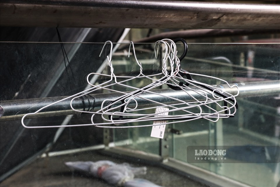 Người dân trưng dụng làm nơi phơi quần áo.