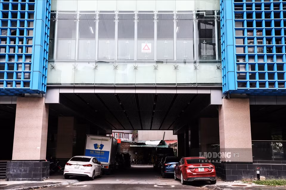 Thậm chí, nhà ga bị chiếm dụng biến thành nơi để xe ô tô.