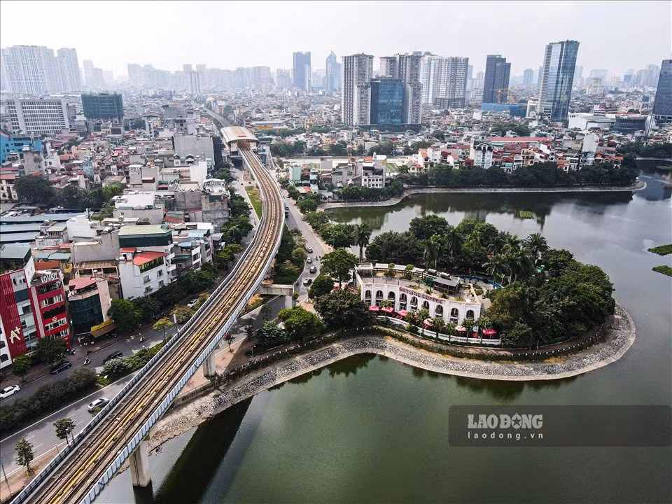 Ngoài ra, Việt Nam chưa lường hết các yêu cầu về kỹ thuật công nghệ. Các đơn vị tư vấn tham gia lập, thẩm tra dự án chưa có nhiều kinh nghiệm dẫn đến thiết kế cơ sở ban đầu sơ sài, chưa lường hết được quy mô, tính chất, công năng, phải điều chỉnh tại bước thiết kế kỹ thuật. Đoạn đường sắt trên cao phía trên hồ Hoàng Cầu.