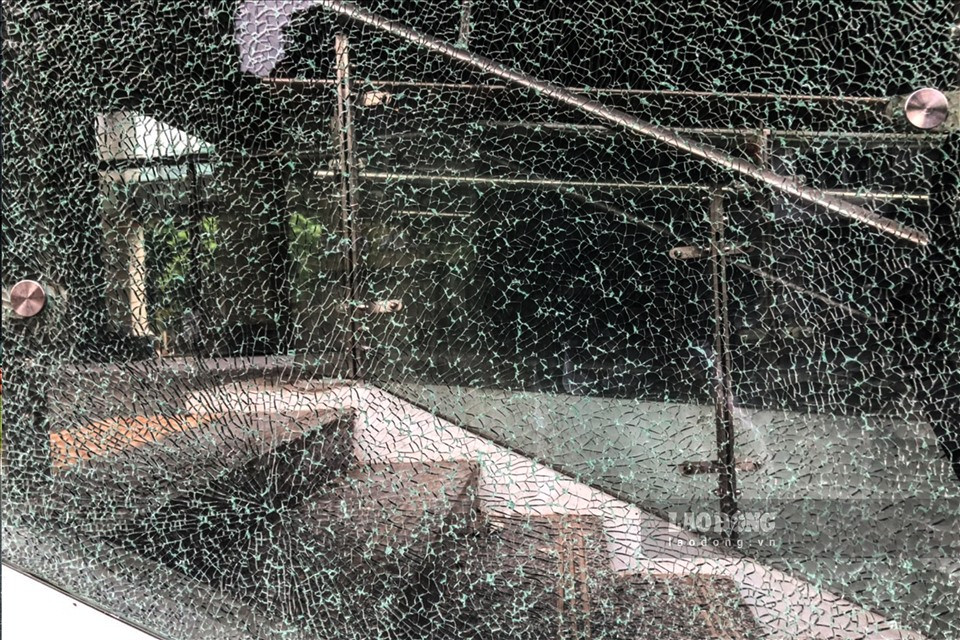 Theo ghi nhận của Lao động, tại các ga của dự án, một số hạng mục đã có dấu hiệu xuống cấp trước thời gian dự kiến bàn giao. Trong ảnh, tấm kính bị vỡ nhiều tháng nay chưa được thay thế.