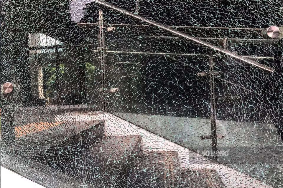 Theo ghi nhận của Lao động, tại các ga của dự án, một số hạng mục đã có dấu hiệu xuống cấp trước thời gian dự kiến bàn giao. Trong ảnh, tấm kính bị vỡ nhiều tháng nay chưa được thay thế.