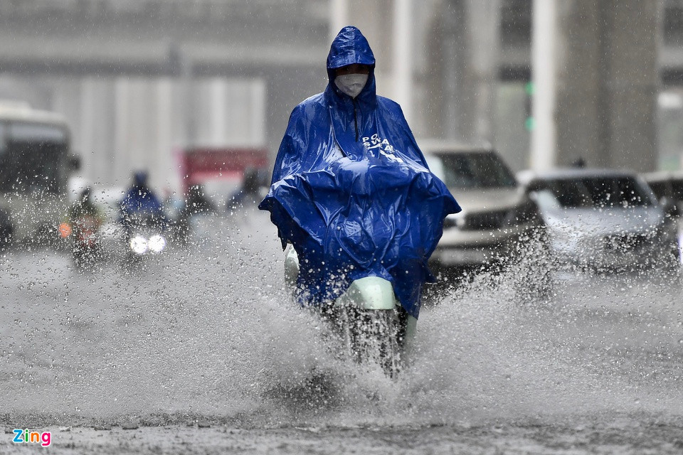 Nhiệt độ tại Hà Nội sáng sớm nay chỉ ở mức 20 độ C, nhiều người bất ngờ với cái lạnh như mùa đông.