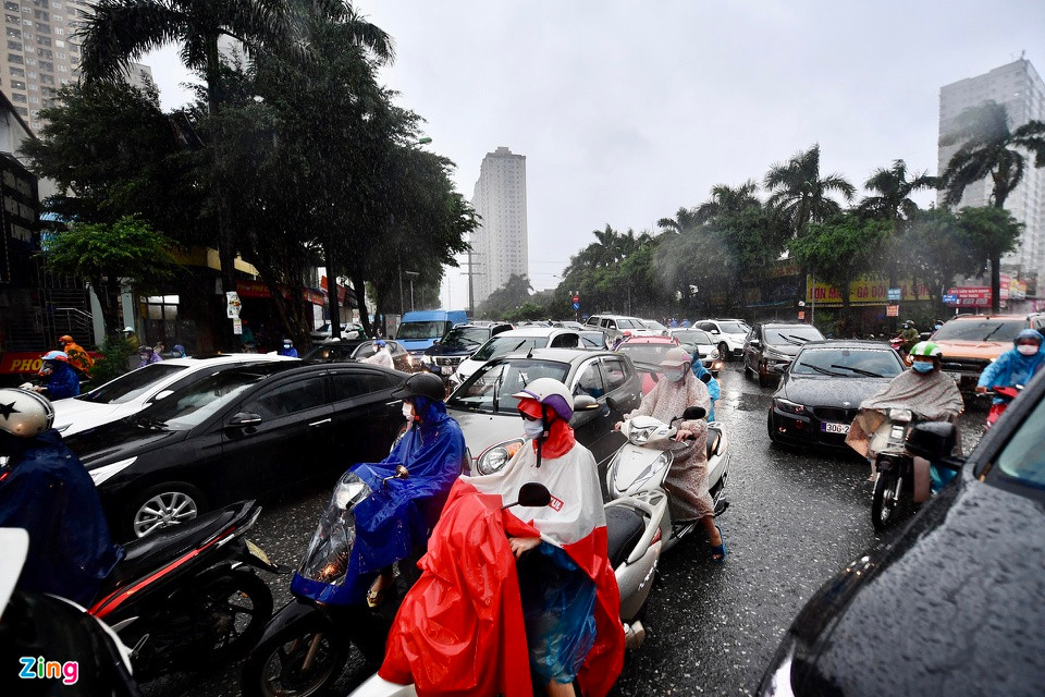 7h15 sáng 11/10, ngã ba Xa La - Phùng Hưng (quận Hà Đông) bị ùn tắc giao thông từ đường nối qua khu đô thị Xa La tới đường Phan Trọng Tuệ.