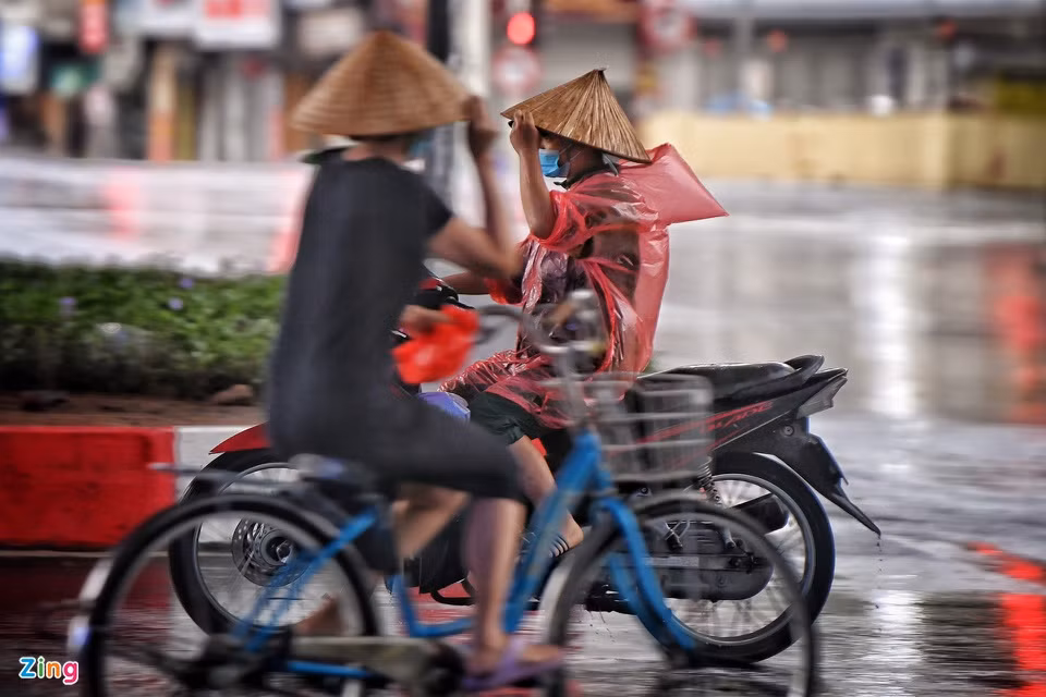 Ảnh hưởng kết hợp của hoàn lưu vùng áp thấp suy yếu từ bão số 7 với không khí lạnh nên hôm nay (11/10), Bắc Bộ tiếp tục mưa lớn với lượng phổ biến 40-80 mm. Tại Hà Nội, những trận mưa lớn xuất hiện từ tối 9/10 và còn kéo dài đến hết ngày 11/10. Cơ quan khí tượng cảnh báo nguy cơ ngập lụt tại khu vực.