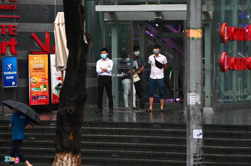 Tại một tòa nhà văn phòng và trung tâm thương mại trên phố Liễu Giai, nhiều người e dè đứng chờ đợi tình hình.