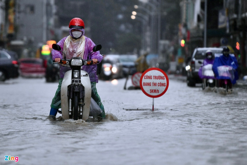Phố Vũ Trọng Phụng (quận Thanh Xuân) trước đây thường xuyên bị ngập khi mưa, nay xuất hiện công trường thi công mở rộng đường càng gây nguy hiểm cho người qua lại với nhiều bẫy và các đoạn gập ghềnh, lồi lõm.