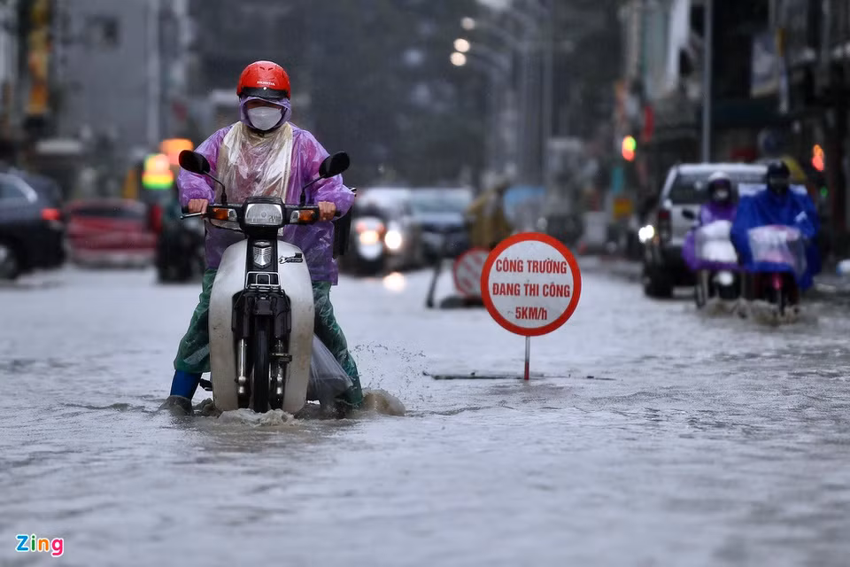 Phố Vũ Trọng Phụng (quận Thanh Xuân) trước đây thường xuyên bị ngập khi mưa, nay xuất hiện công trường thi công mở rộng đường càng gây nguy hiểm cho người qua lại với nhiều bẫy và các đoạn gập ghềnh, lồi lõm.