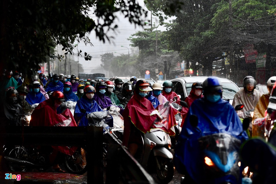 Đường Phùng Hưng (quận Hà Đông) cùng thời điểm. Đây là một trong những điểm bị kẹt xe kéo dài cả km vào giờ cao điểm sáng nay.