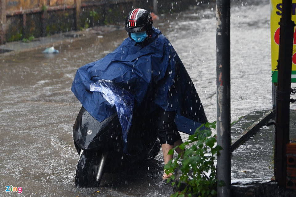 Tại nhiều ngõ thuộc quận Bắc Từ Liêm xuất hiện tình trạng nước mưa đọng lại không kịp thoát. Hình ảnh tại ngõ 234 Hoàng Quốc Việt, nơi ngập sâu nhất khoảng 30 cm.