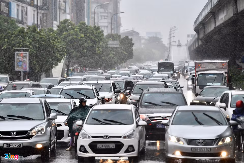 7h45 tại trục đường Nguyễn Xiển - Khuất Duy Tiến (quận Thanh Xuân), các phương tiện nhích từng chút một.