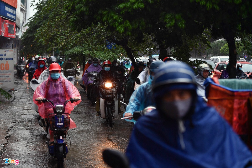 Cảnh xe máy leo vỉa hè lại xuất hiện, dù Hà Nội chưa nới lỏng hoàn toàn giãn cách xã hội, còn các phương tiện giao thông công cộng đường bộ vẫn chưa hoạt động trở lại.