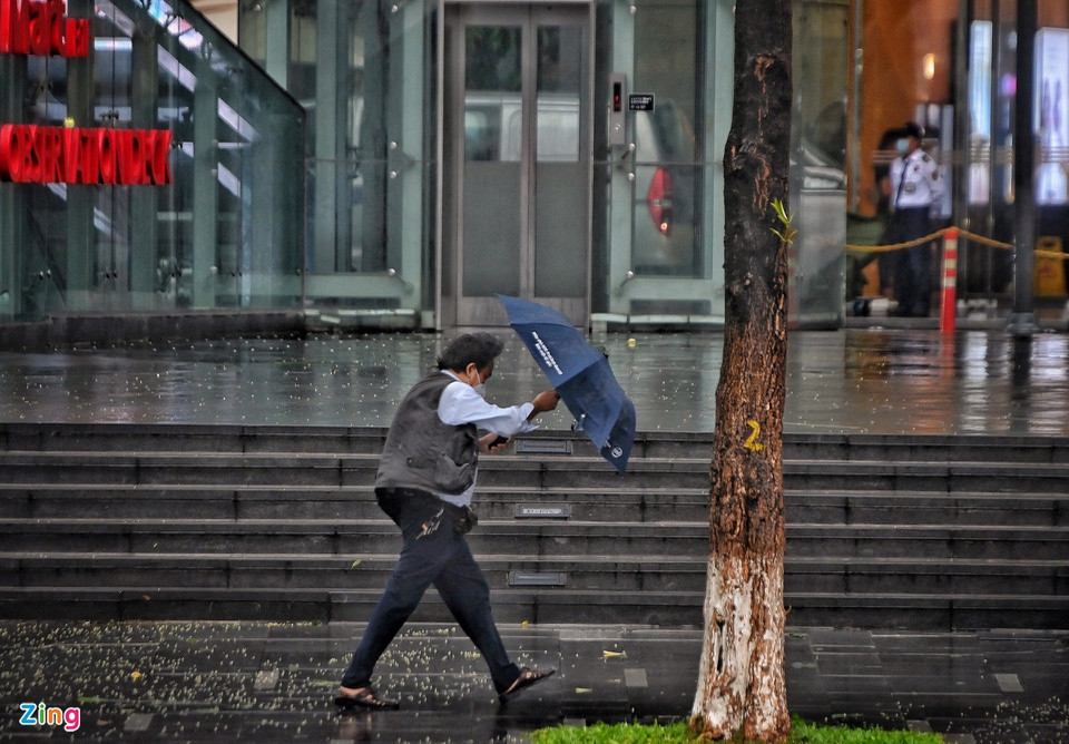 Nhiều thời điểm, ngoài đường xuất hiện những luồng gió to, người đi bộ trên vỉa hè cũng liêu xiêu như người đi xe máy.