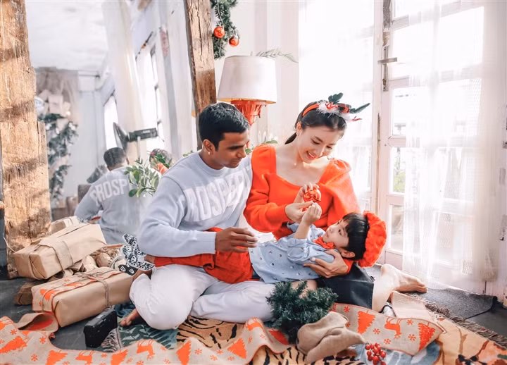 Hiện tại, Nguyệt Ánh đang có cuộc hôn nhân hạnh phúc bên chồng người Ấn Độ và cậu con trai kháu khỉnh. Kể từ khi lập gia đình, cô hạn chế việc đóng phim để dành thời gian chăm sóc con.