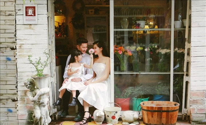 Huy Khánh từng được mệnh danh là "Gã Don Juan của showbiz Việt". Tuy nhiên, sau khi gắn bó với người mẫu Mạc Anh Thư, anh thay đổi hoàn toàn. Nam diễn viên trở thành một người chồng, một người cha hết mực yêu thương và chăm lo cho gia đình nhỏ.