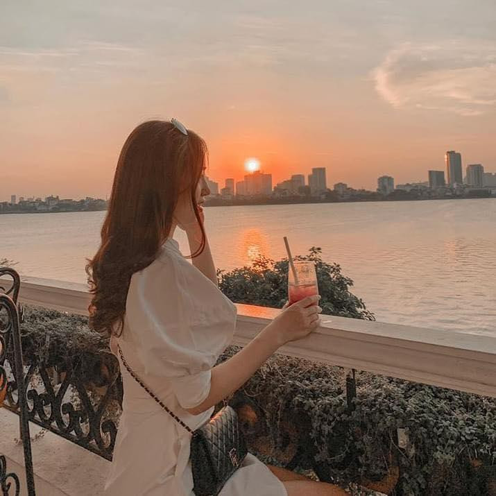  Thật dễ dàng để có thể nhìn thấy rất những quán cà phê có view đẹp, quay mặt ra hồ Tây lộng gió rất mát mẻ. Những quán trên hồ không chỉ sở hữu view đẹp lung linh mà nơi đây còn có thiết kế không gian cực độc đáo cùng với những món đồ ăn đồ uống với chất lượng không chê vào đâu được. Chiều cuối tuần, ghé vào quán cafe nhỏ xinh và thưởng thức bánh ngọt, uống trà cùng ngắm hoàng hôn trên Hồ Tây. Ảnh: Fanpage HaLo Hà Nội 