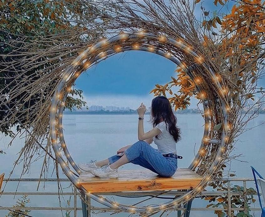  Các tín đồ “sống ảo” chạy đua đến check–in tại quán cafe đẹp không góc chết này. Ảnh: Fanpage HaLo Hà Nội 