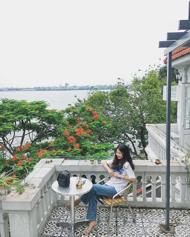  Bạn trẻ Nguyễn Thu Hương cho biết: Mình có thể cùng người thương hoặc đơn giản cùng bạn bè của hẹn hò vào mỗi buổi chiều hoàng hôn thơ mộng hoặc cũng có thể dạo bước trên con đường “Hàn Quốc” lãng mạn. Không chỉ là địa điểm hẹn hò lý tưởng mà ở Hồ Tây còn có hoạt động chèo thuyền Kayak, chèo sup... Đây chắc chắn sẽ là nơi ấn tượng để bạn có một buổi hẹn hò lãng mạn vào mùa Thu Hà Nội. Ảnh: Fanpage HaLo Hà Nội