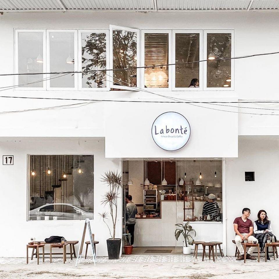  Decor của quán không quá cầu kì, màu mè nhưng lại rất nhẹ nhàng, tinh tế, hiện đại tạo nên một sức hấp dẫn những người trẻ đến kì lạ. Ảnh: Fanpage HaLo Hà Nội 