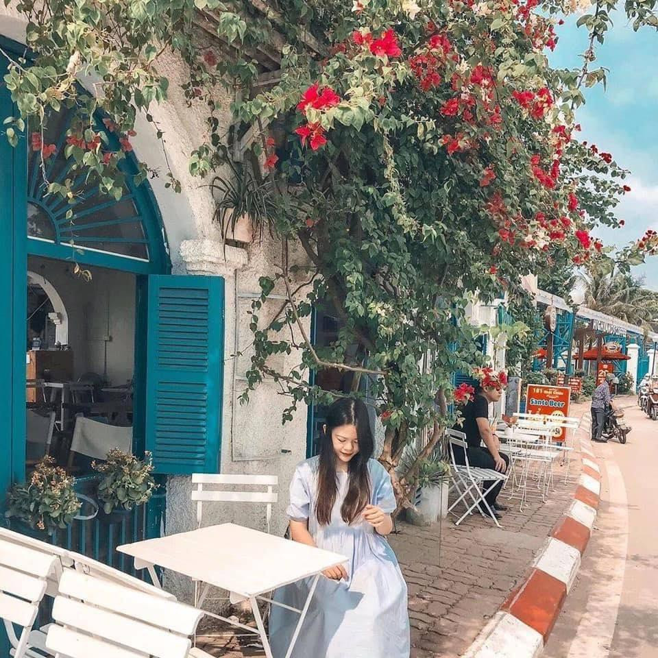  Từ bức tường, khung cửa, cảnh cửa cho đến cột nhà,… đâu đâu cũng là hai màu xanh, trắng “sang chảnh”. Những chiếc cổng vòm màu xanh với những tán hoa giấy nhiều màu sắc chính là một background hoàn hảo cho những shoot hình “hút like”. Ảnh: Fanpage HaLo Hà Nội 