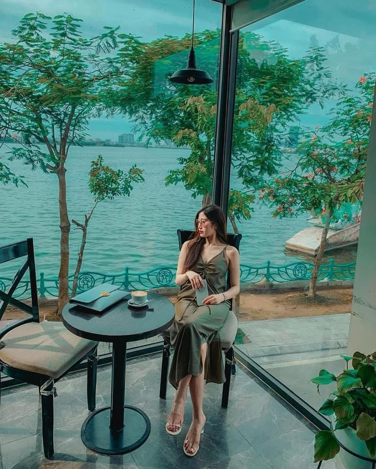  Ngắm nhìn Hổ Tây trong mọi khoảnh khắc mang lại cảm xúc khó tả của nhiều bạn trẻ. Ảnh: Fanpage HaLo Hà Nội 