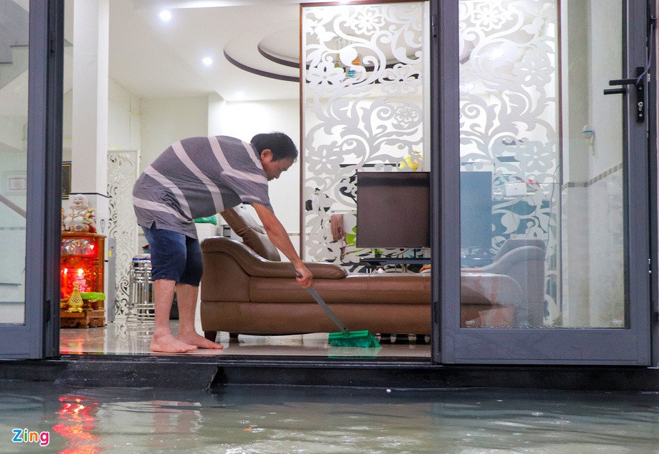 Tại phường Phước Hòa, nhiều khu dân cư ở đường Phan Đình Phùng, Hoàng Diệu bị ngập khiến sinh hoạt của người dân gặp nhiều khó khăn.