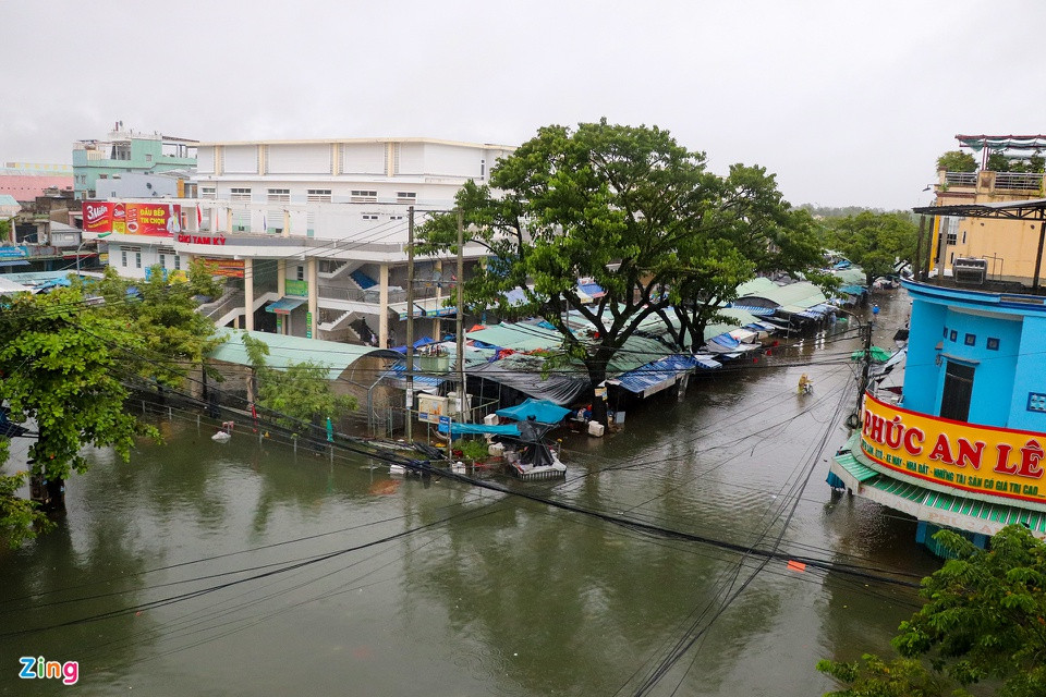 Nước lũ lên nhanh nên trong ngày 23/10, tiểu thương chợ Tam Kỳ phải dừng bán hàng.