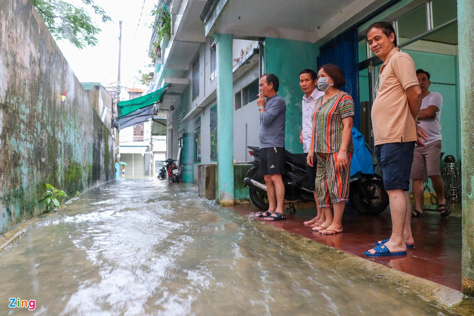 Bà Dương Thị Hảo, ở phường Phước Hòa, cũng phải nhờ hàng xóm đến đưa thiết bị điện tử, đồ dùng của gia đình lên cao.