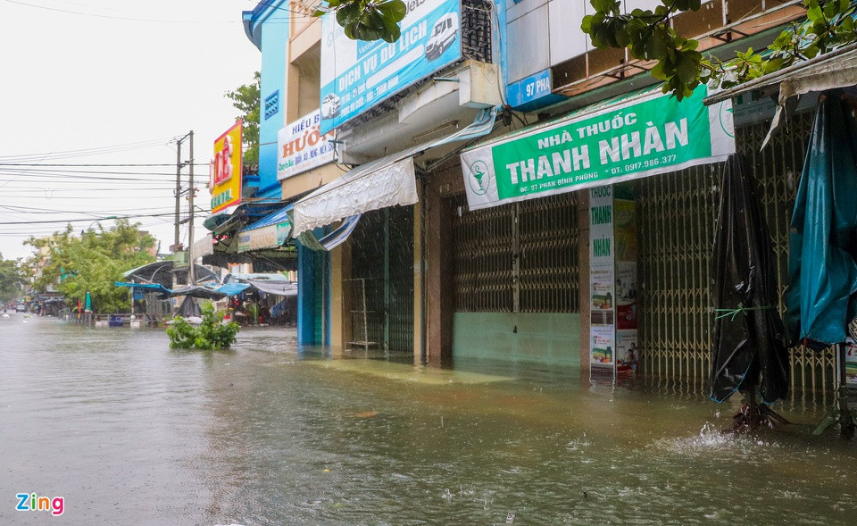 Theo người dân địa phương, việc thoát nước chậm khiến chợ Tam Kỳ trở thành nơi dễ ngập úng khi có mưa lớn. Nhiều hộ dân phải đóng cửa, di dời đến nơi khác.
